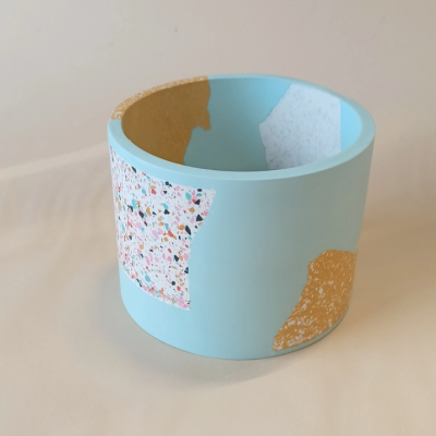 Vaso cilíndrico azul claro com padrões de mármore multicolor