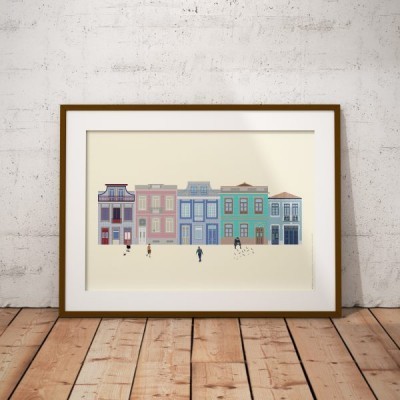 Ilustração emoldurada de prédios coloridos apoiada numa parede branca com chão de madeira