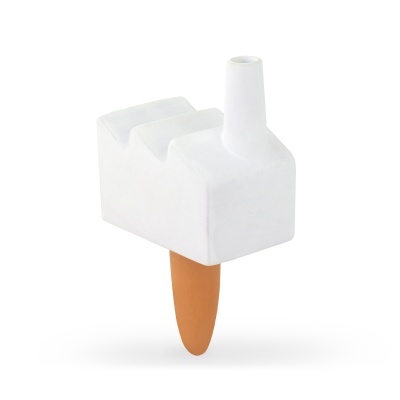 Objeto decorativo em forma de casa branca com chaminé e base marrom