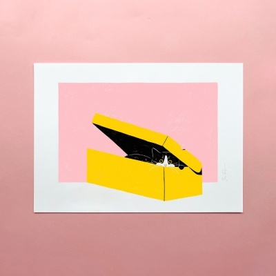 Ilustração de gato num sapato amarelo aberto sobre fundo rosa.