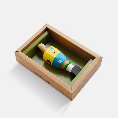 Boneco de futebol de mesa em madeira pintada numa caixa de cartão