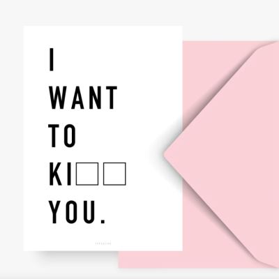 Cartão branco com texto em letras pretas e envelope cor-de-rosa