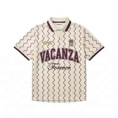 Polo bege com padrão zig-zag castanho e texto VACANZA Forever