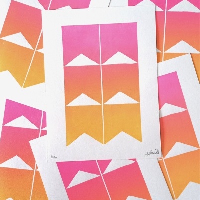 Posters coloridos com padrão geométrico em gradiente rosa e laranja, triângulos brancos, numerados e assinados.