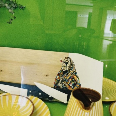 Conjunto de louça às riscas amarelas e brancas com facas e tábua de corte