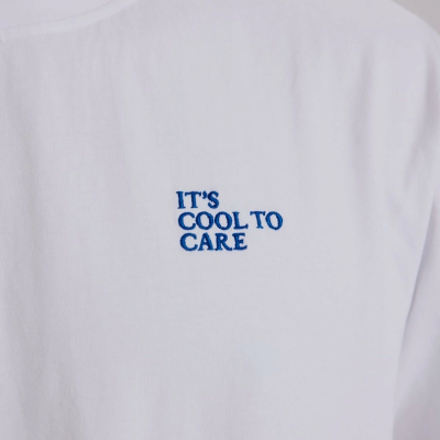 T-shirt branca com bordado azul no peito