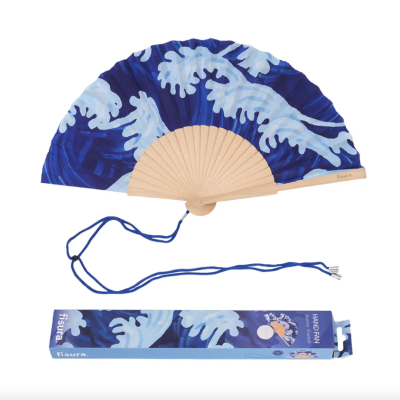 Leque português azul com padrão de ondas e embalagem azula com texto fiadão