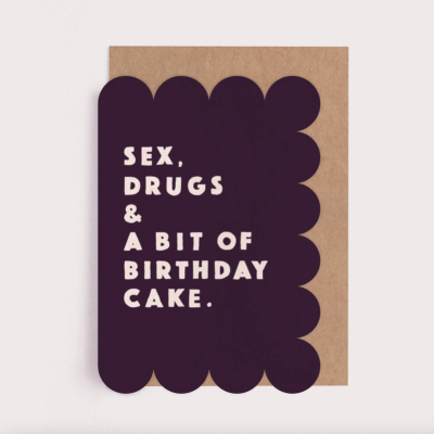Cartão decorativo preto com texto branco SEX, DRUGS & A BIT OF BIRTHDAY CAKE. sobre cartão castanho