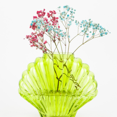 Vaso verde em vidro com flores pequenas rosa e azul