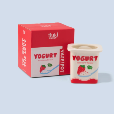 Vaso em forma de iogurte de morango com caixa vermelha e branca
