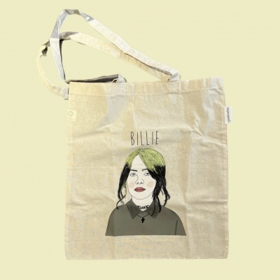 Saco de pano bege com ilustração da cantora Billie Eilish e texto 'BILLIE'