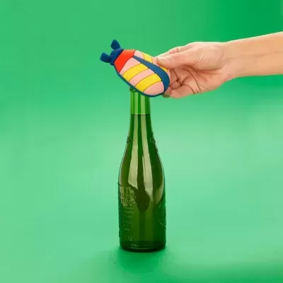 Saca-rolhas colorido em forma de inseto abrindo garrafa verde