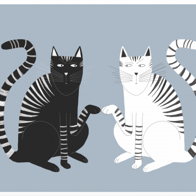 Ilustração de dois gatos com riscas, um preto e outro branco, em fundo cinza-azulado