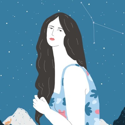 Ilustração de mulher com vestido azul floral diante de fundo estrelado