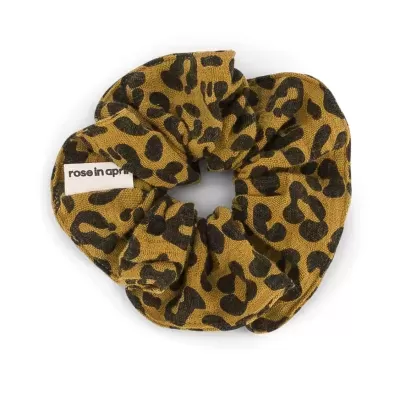 Scrunchie animal print castanho com etiqueta rose in apri