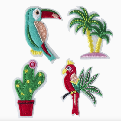 Conjunto de quatro patches bordados coloridos com tema tropical
