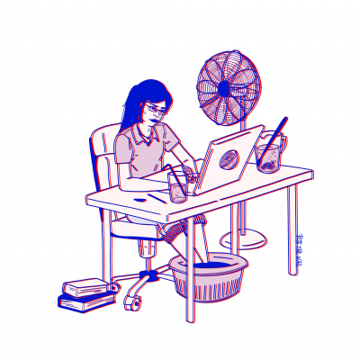 Pessoa a trabalhar num escritório com portátil, mesa, cadeira, copos, ventilador e bacia para os pés.