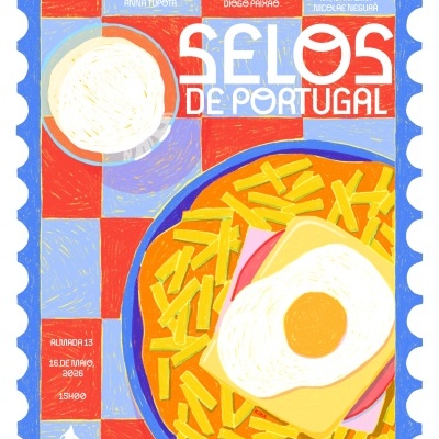 Ilustração tipo selo postal de um prato com batatas fritas, pão, fiambre e ovo estrelado sobre fundo quadriculado vermelho e azul.