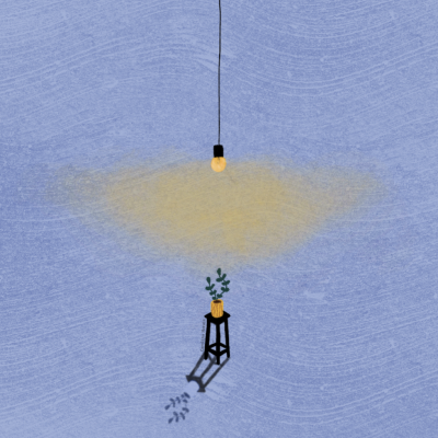 Candeeiro pendente com lâmpada amarela sobre banco preto com vaso amarelo e planta verde em fundo azul