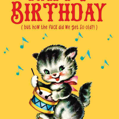 Cartão de aniversário amarelo com texto e ilustração de gatinho tocando tambor