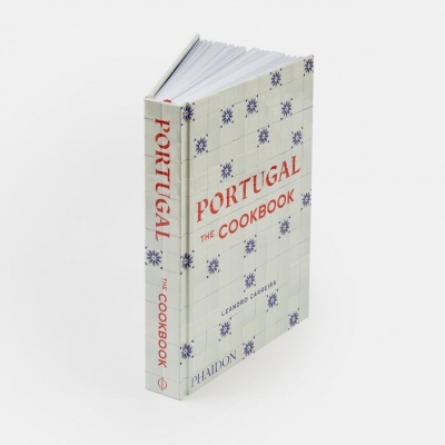 Livro 'PORTUGAL THE COOKBOOK' com capa branca e padrão azul