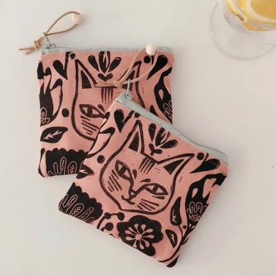 Dois sacos pequenos de tecido com estampado de gato e flores