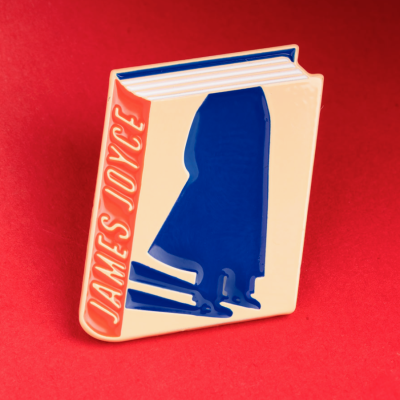 Figura de livro em relevo com lombada cor-de-laranja e texto JAMES JOYCE