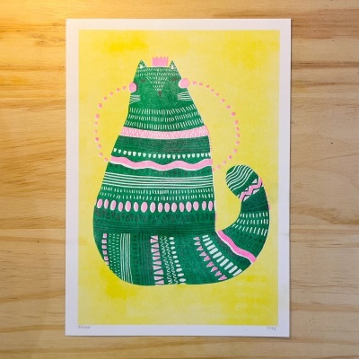 Ilustração de gato verde com padrões rosa e branco sobre fundo amarelo