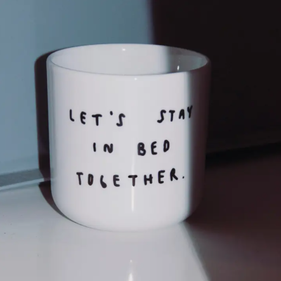 Caneca branca com texto preto LET'S STAY IN BED TOGETHER.