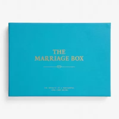 Caixa azul turquesa com texto dourado THE MARRIAGE BOX
