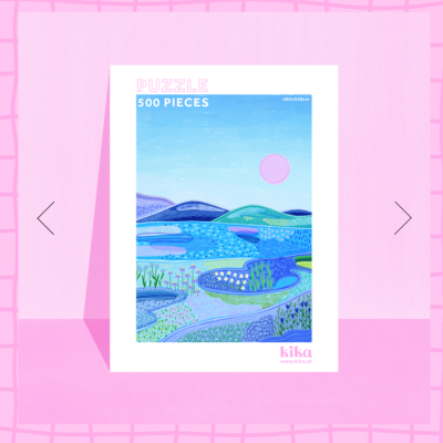 Caixa de puzzle 500 peças com imagem de paisagem azul e verde em fundo rosa