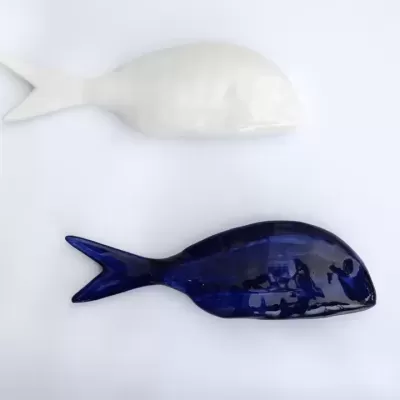 Dois peixes decorativos branco e azul escuro, textura lisa e brilhante