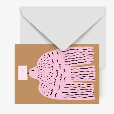 Postal com ilustração de pássaro cor-de-rosa segurando envelope, fundo castanho, texto TYPEALIVE