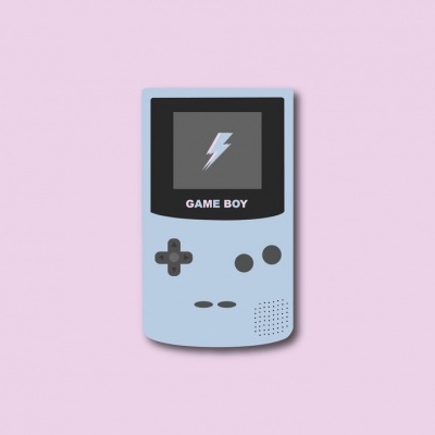 Consola portátil retro Game Boy cinza clara com ecrã e botões, fundo rosa