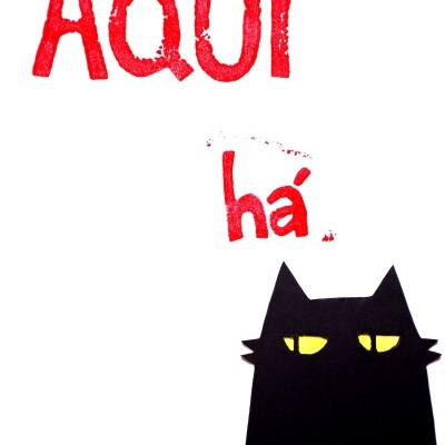 Ilustração de gato preto com olhos amarelos e texto em vermelho 'AQUI há' sobre fundo branco