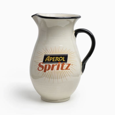 Jarro de cerâmica bege com borda e pega pretas e texto APEROL Spritz