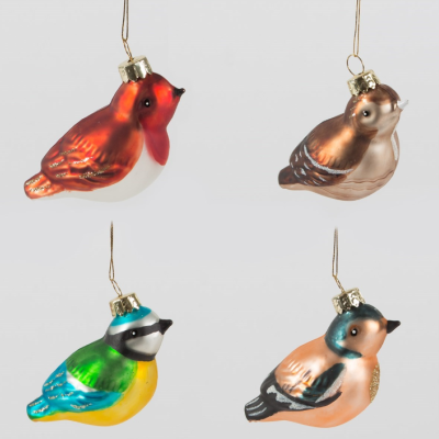 Ornamentos de pássaros decorativos em cores variadas pendurados