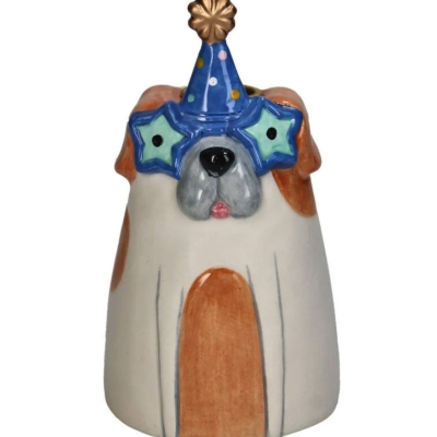 Estatueta de cão em cerâmica com chapéu e óculos de festa