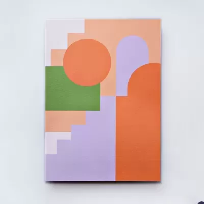 Quadro com padrão geométrico abstrato em várias cores sobre fundo branco