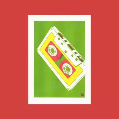 Ilustração de cassete de áudio colorida sobre fundo verde