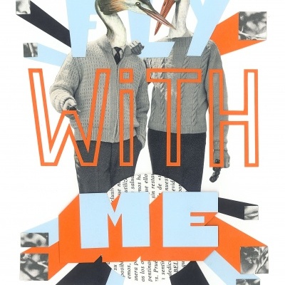 Ilustração de duas figuras com cabeça de pássaros e texto 'FLY WITH ME' em cores azul e laranja