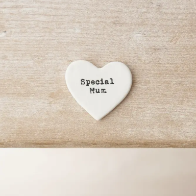 coração cerâmico branco com texto Special Mum sobre madeira clara