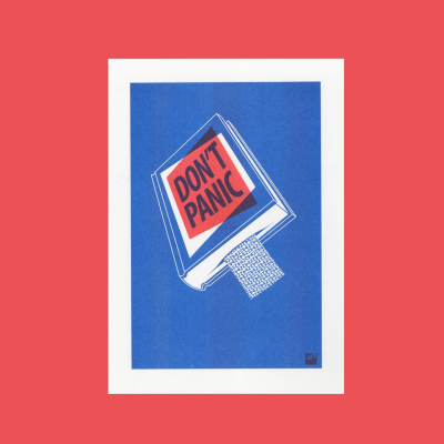 Ilustração de livro azul com texto DON’T PANIC em capa vermelha e código binário a sair.