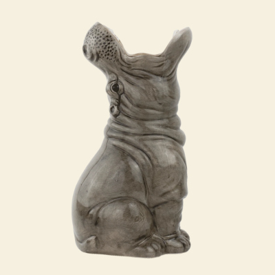 Estatueta decorativa cinza em forma de cão sentando