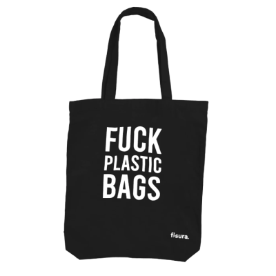 Saco de tecido preto com texto branco contra sacos de plástico