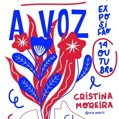 Cartaz de exposição 'A VOZ' com flores vermelhas e azuis e texto em azul e vermelho.