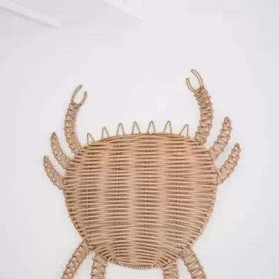 Cesto decorativo de vime em forma de caranguejo pendurado na parede