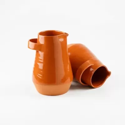 Dois jarros em cerâmica laranja com acabamento brilhante