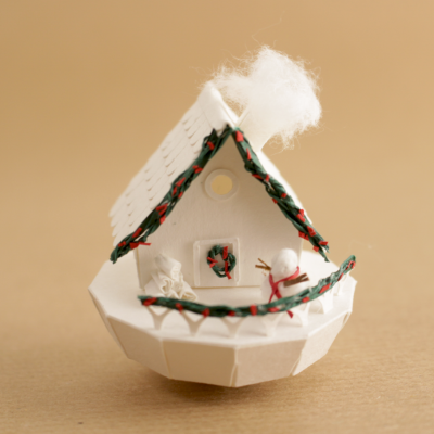 Miniatura de casa branca decorativa com boneco de neve e algodão a simular fumo