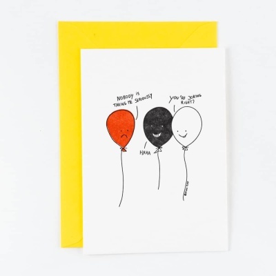 Cartão com três balões ilustrados e envelope amarelo